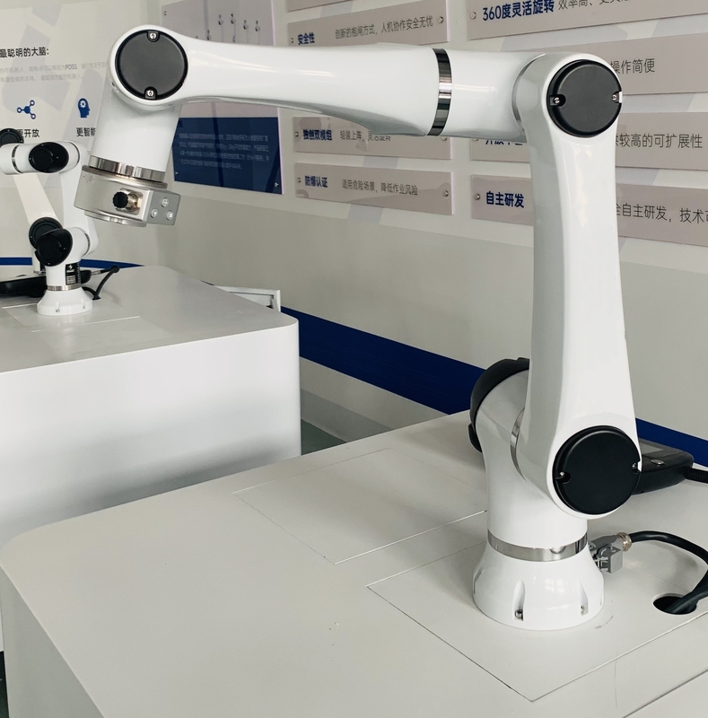 แขนหุ่นยนต์ทำงานร่วมกันแบบ 6 แกนของ Cobot การหยิบและวางการประกอบการขันสกรูโดยอัตโนมัติ