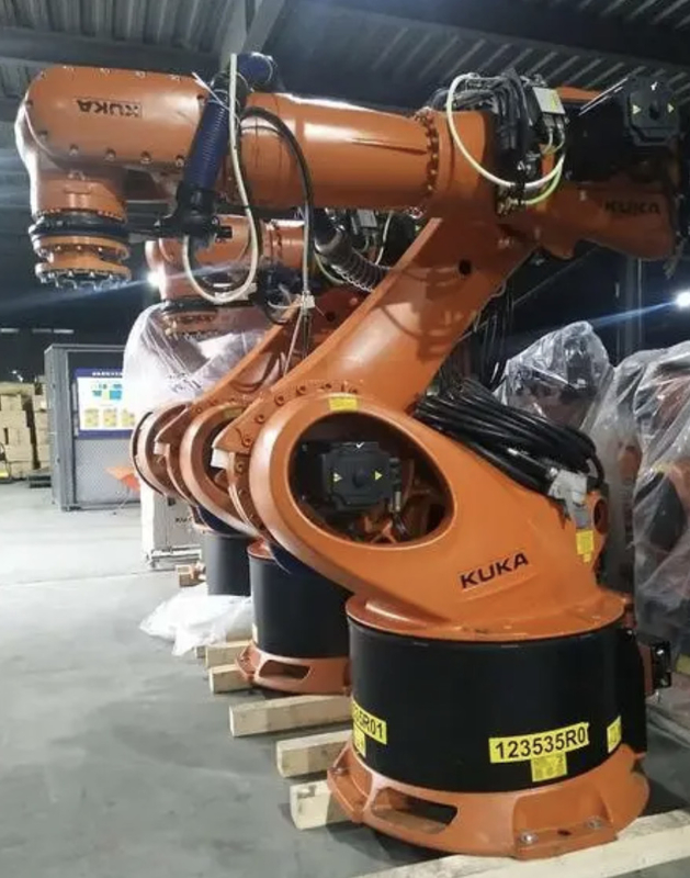 Kuka Kr 500 แขนหุ่นยนต์ 6 แกนสำหรับการผลิตที่จับชิ้นส่วนขนาดใหญ่หนัก 500 กก