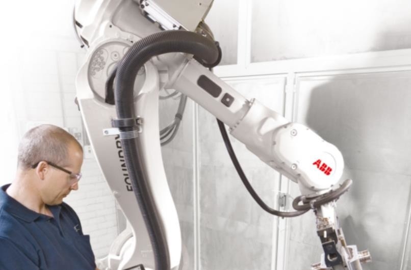 Spray Multi Abb Robot Arm สำหรับการเชื่อมเหล็กกล้าคาร์บอน โหลด 650 กก. IRB 7600