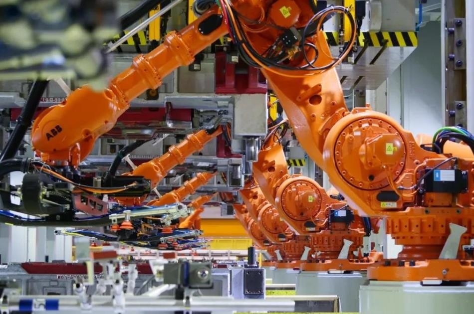 Spray Multi Abb Robot Arm สำหรับการเชื่อมเหล็กกล้าคาร์บอน โหลด 650 กก. IRB 7600