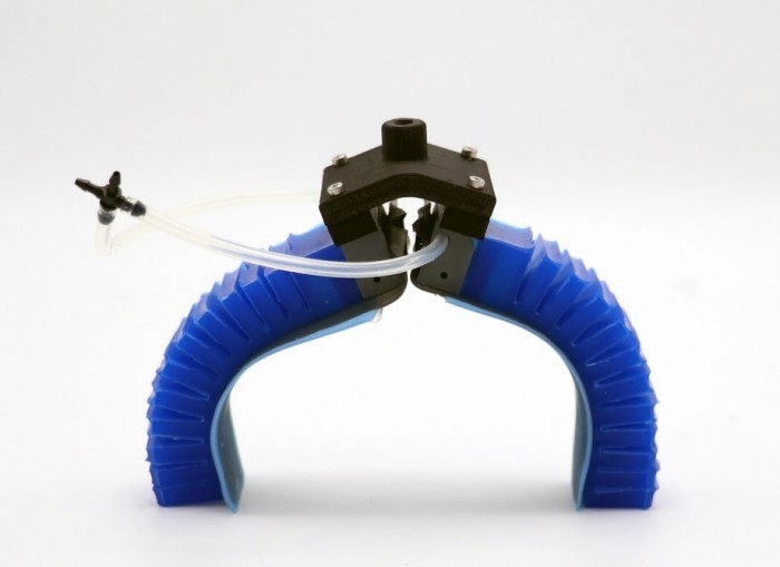 แอสเซมบลี Arm Robotic Arm Gripper Design การหดตัวของแผ่นโลหะอะครีลิค 100-1000mm / S 2.85kg
