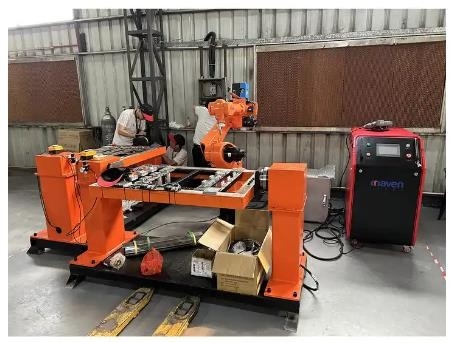 ระบบหุ่นยนต์เชื่อมเลเซอร์ไฟเบอร์อัตโนมัติ 2000W เครื่องบัดกรีเลเซอร์ 6 แกนสำหรับโลหะอลูมิเนียม
