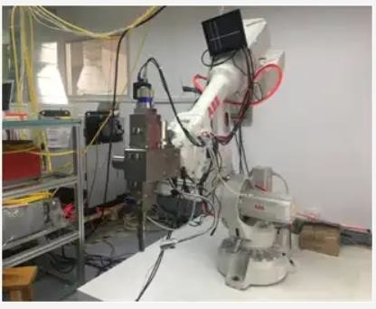 ระบบหุ่นยนต์เชื่อมไฟเบอร์เลเซอร์ ABB Kuka Fanuc แขนหุ่นยนต์ 6 แกนความลึก 0.04-6 มม.