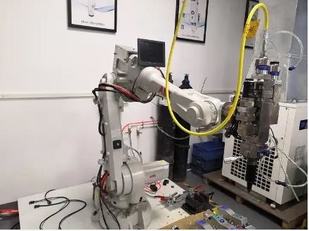ระบบหุ่นยนต์เชื่อมไฟเบอร์เลเซอร์ ABB Kuka Fanuc แขนหุ่นยนต์ 6 แกนความลึก 0.04-6 มม.