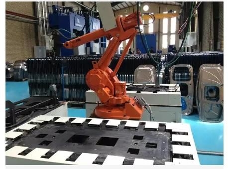 ระบบหุ่นยนต์เชื่อมไฟเบอร์เลเซอร์ ABB Kuka Fanuc แขนหุ่นยนต์ 6 แกนความลึก 0.04-6 มม.